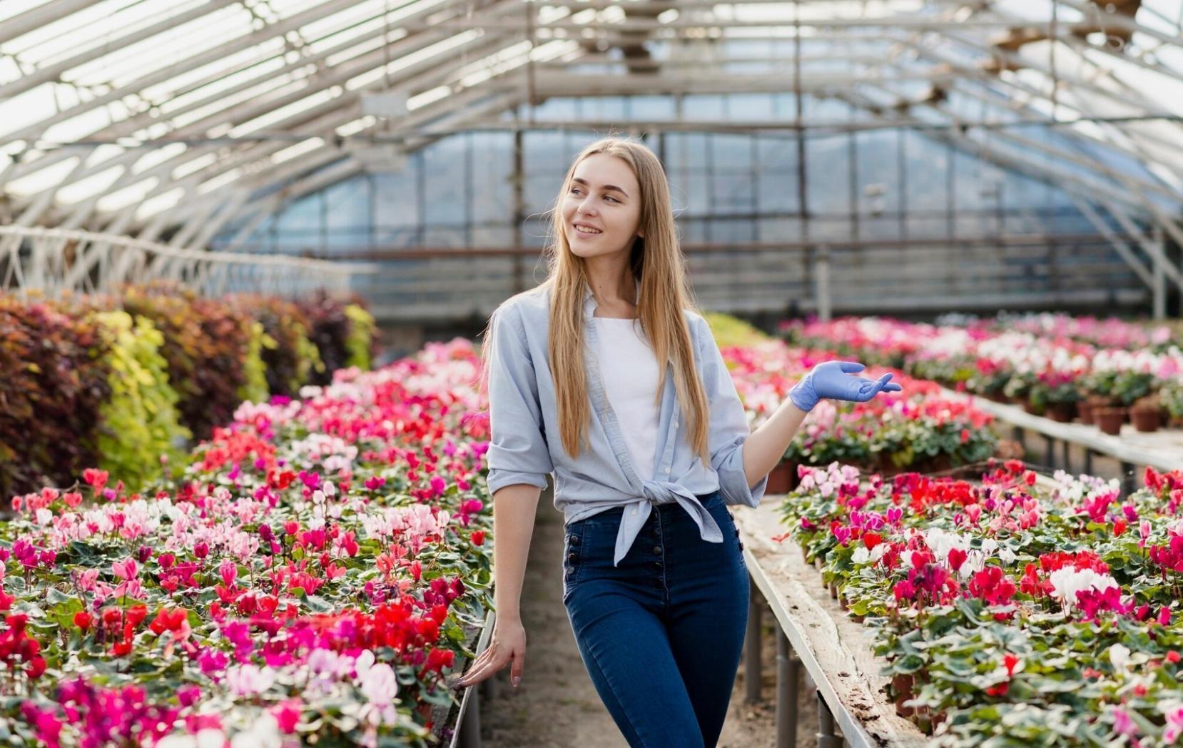 Arrangement floral élégant avec roses blanches et feuillage vert